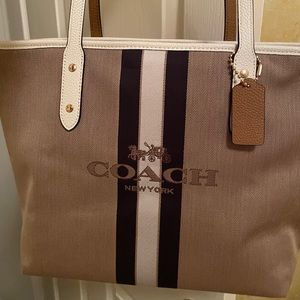 Coach city zip tote with horse and carriage